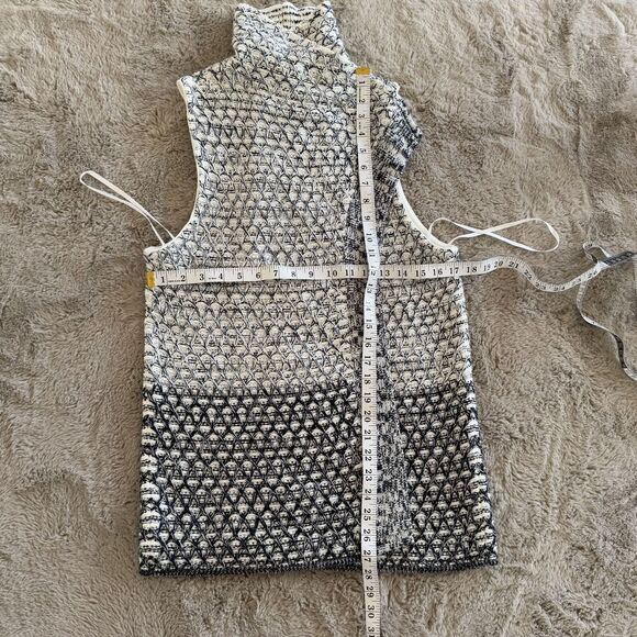 Chicos Textured Knit Sweater Vest Women's Size1M Black Antique White - Picture 8 of 12